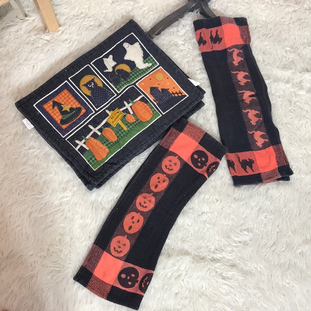 4 Halloween table place mats and 2 counter cloths